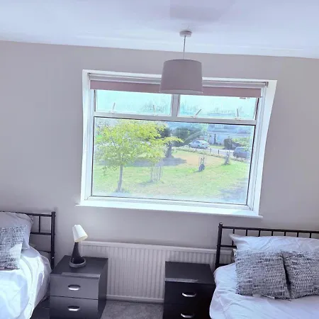 Spacious 3-bed Contractor-friendly