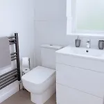 Spacious 3-bed Contractor-friendly