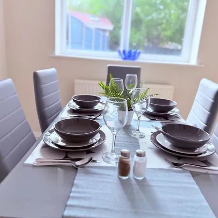 Spacious 3-bed Contractor-friendly Dom wakacyjny *