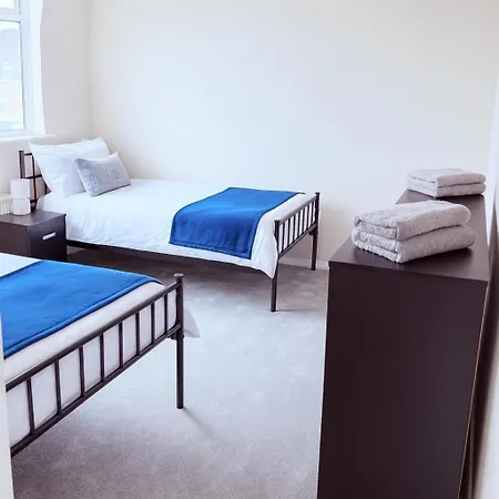 Spacious 3-bed Contractor-friendly