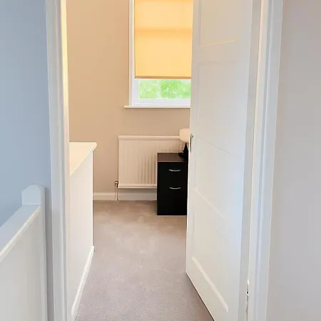 Spacious 3-bed Contractor-friendly Semesterbostad *