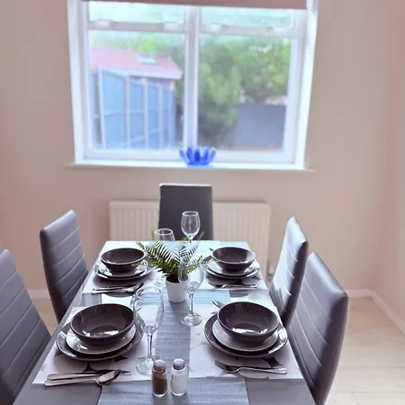 別荘 Spacious 3-bed Contractor-friendly
