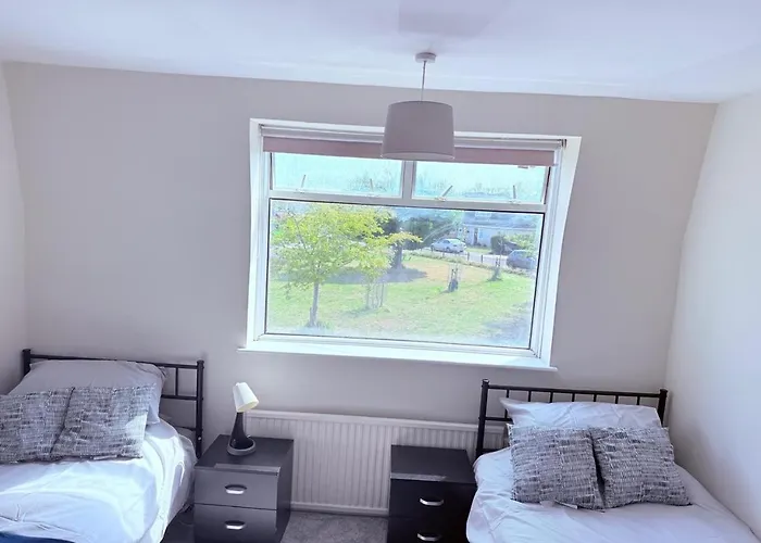 Spacious 3-bed Contractor-friendly