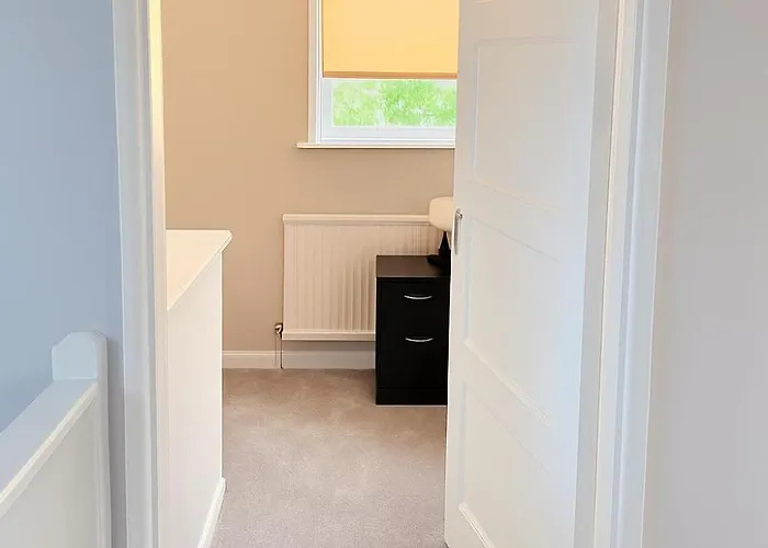 Spacious 3-bed Contractor-friendly Dom wakacyjny *