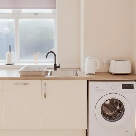 Spacious 3-bed Contractor-friendly *