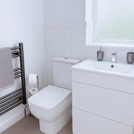 Spacious 3-bed Contractor-friendly