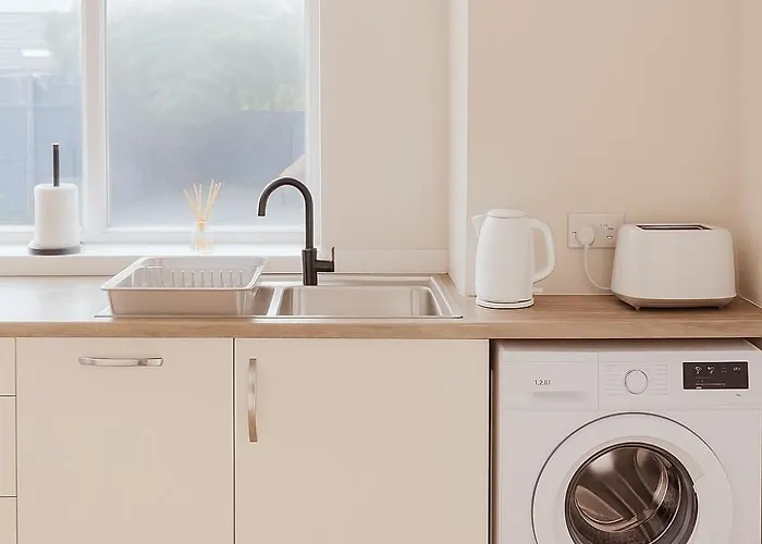 Spacious 3-bed Contractor-friendly *